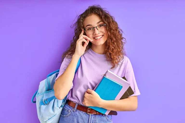 Chica sobre fondo de color