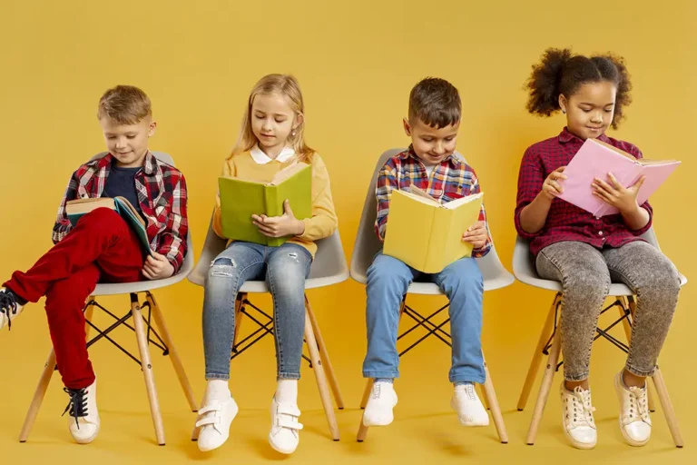 Niños leyendo en inglés